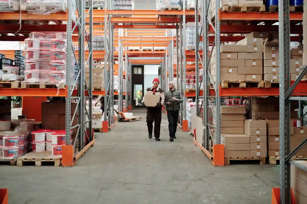 Trabajadores gestionando inventario en una bodega de distribución