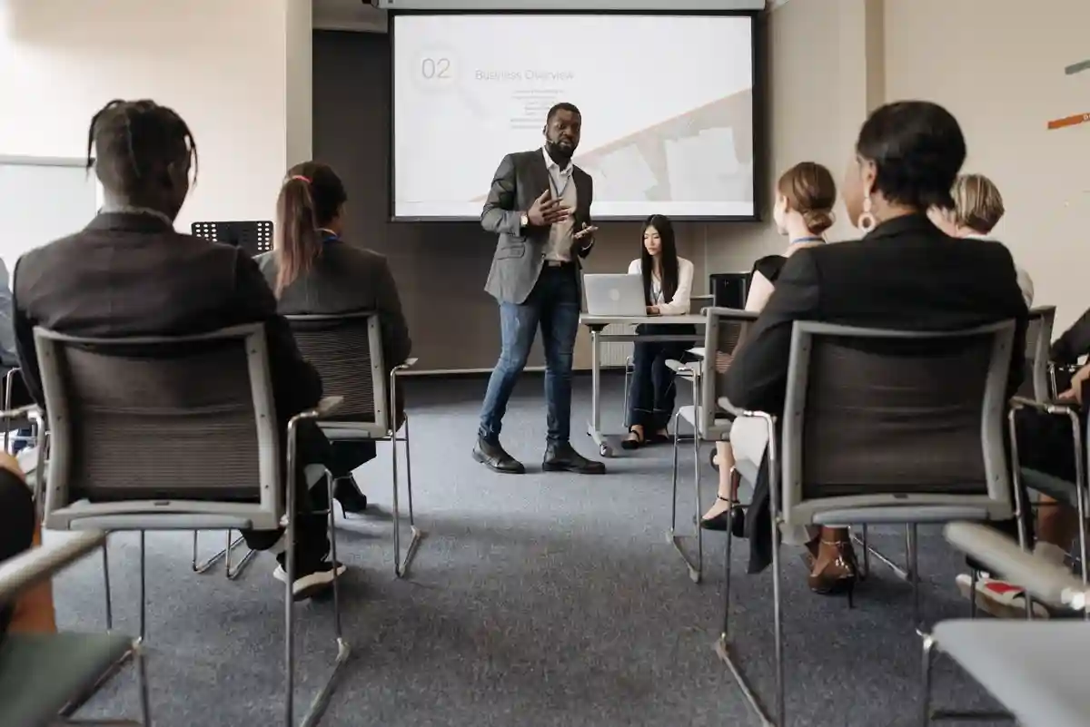 Grupo de profesionales en una sesión de formación en liderazgo